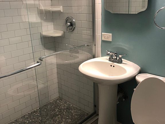 4th image of 919 W Newport Ave APT 1
