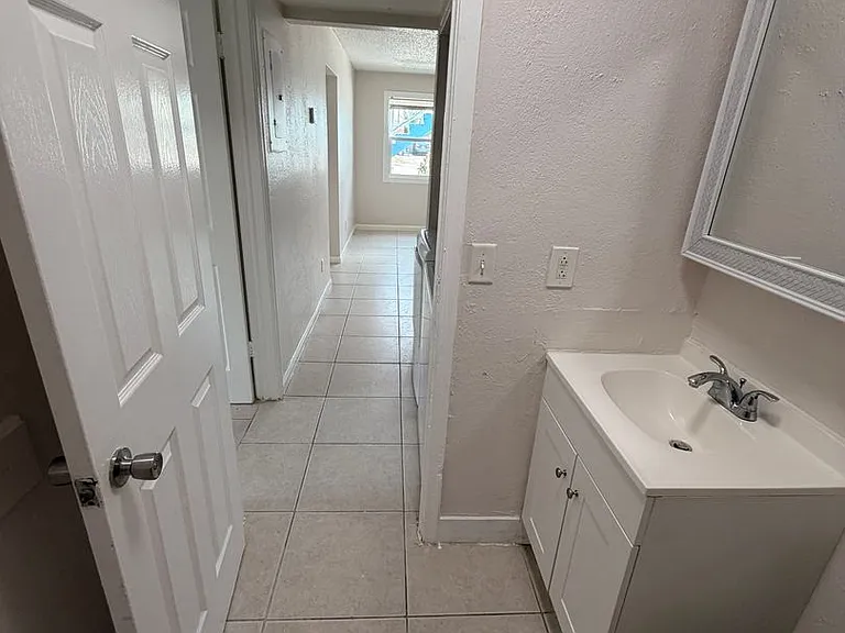 1618 W 26th Ct — Photo 26