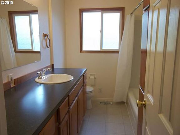 4th image of 1018 NW Garibaldi St