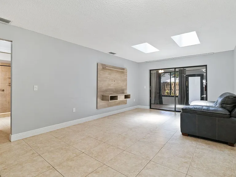 3528 Bay Ct — Photo 15
