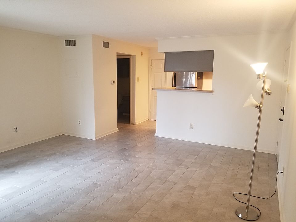1st image of 1540 Lincoln Way APT 103