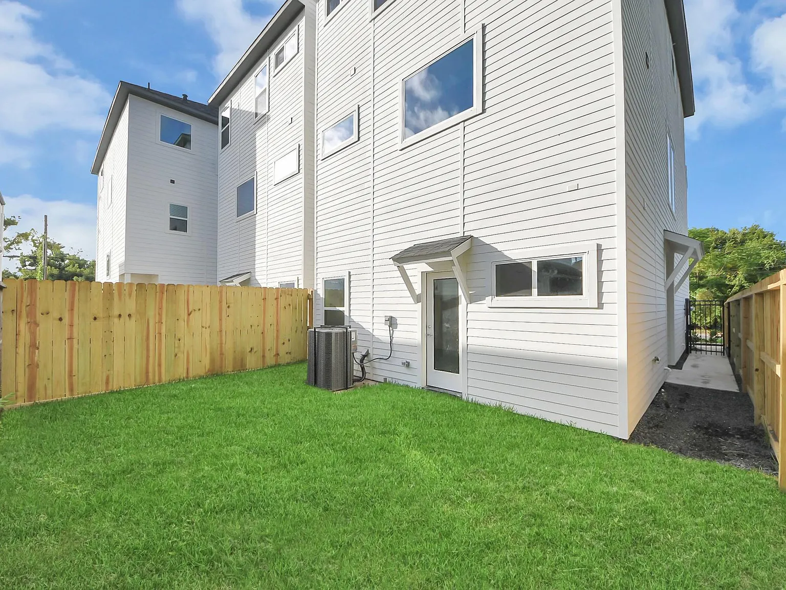 3 bed, 3.5 bath, 1987 sqft, $3,200 — Photo 4