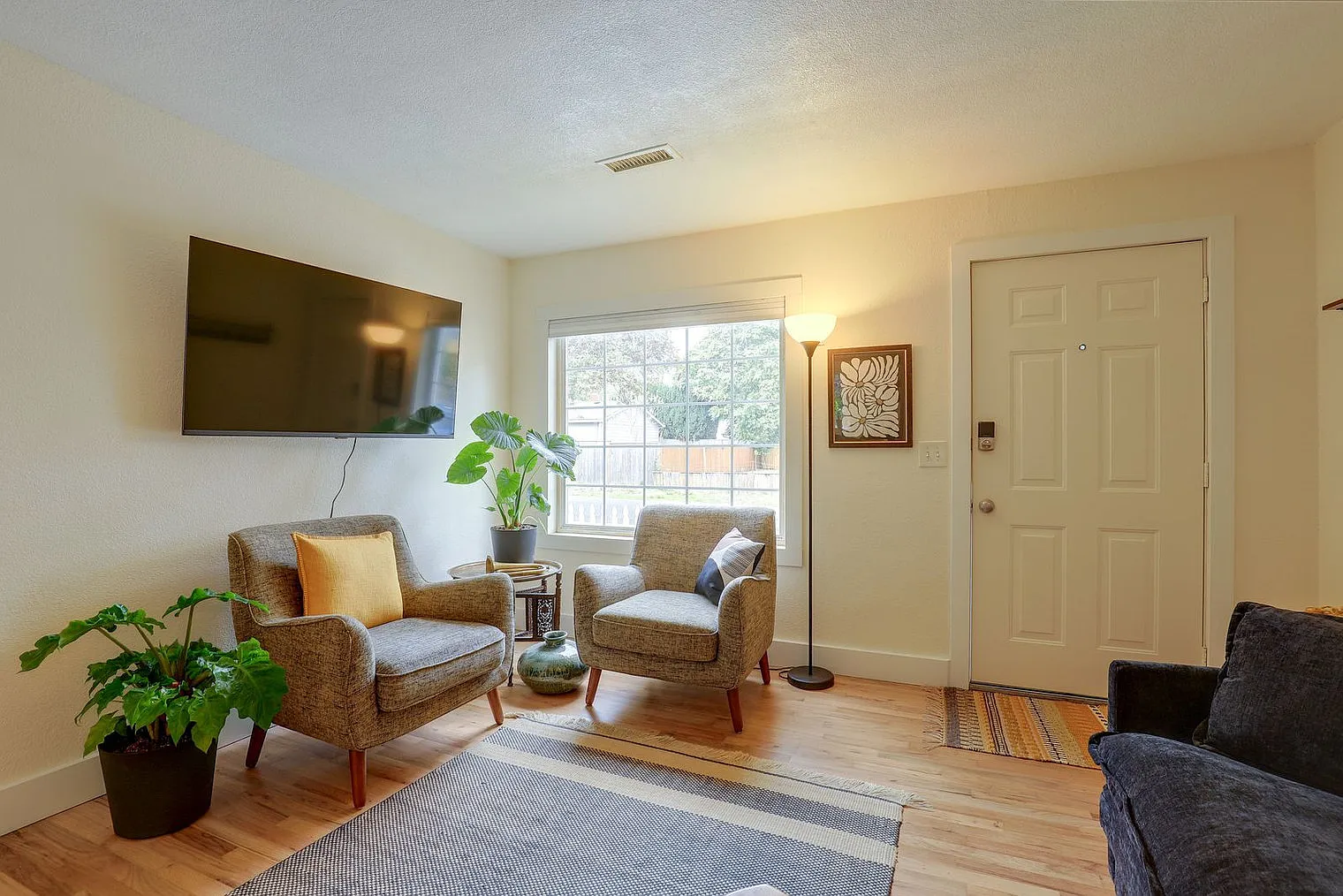 2 bed, 1.0 bath, 893 sqft, $2,967 — Photo 2