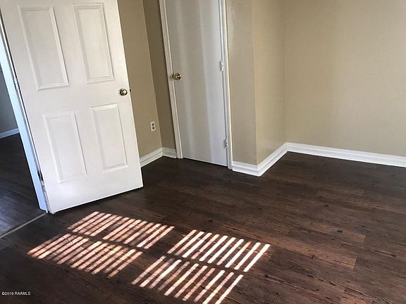 4th image of 319 Janelle St