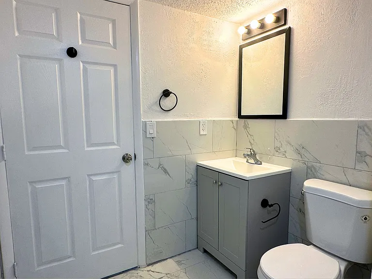 * Photos are of a similar unit and are for reference only.
