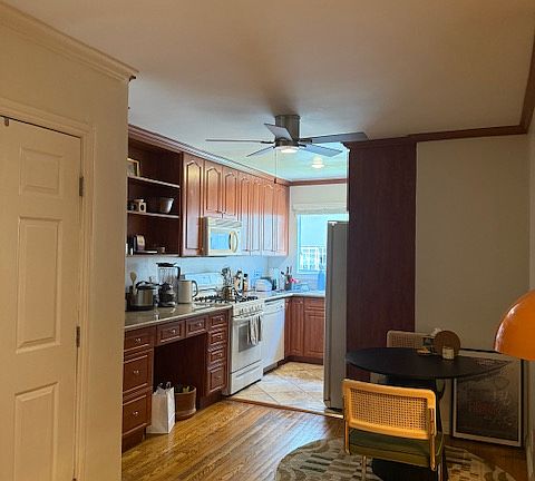 3rd image of 920 N Sweetzer Ave APT 3
