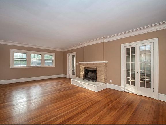 4th image of 2552 Euclid Heights Blvd