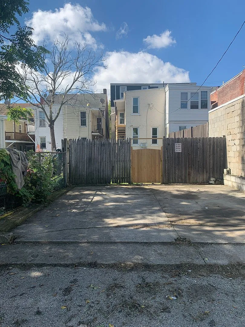3 Bedroom 1 Bath with Parking and Laundry-York City SD — Photo 2