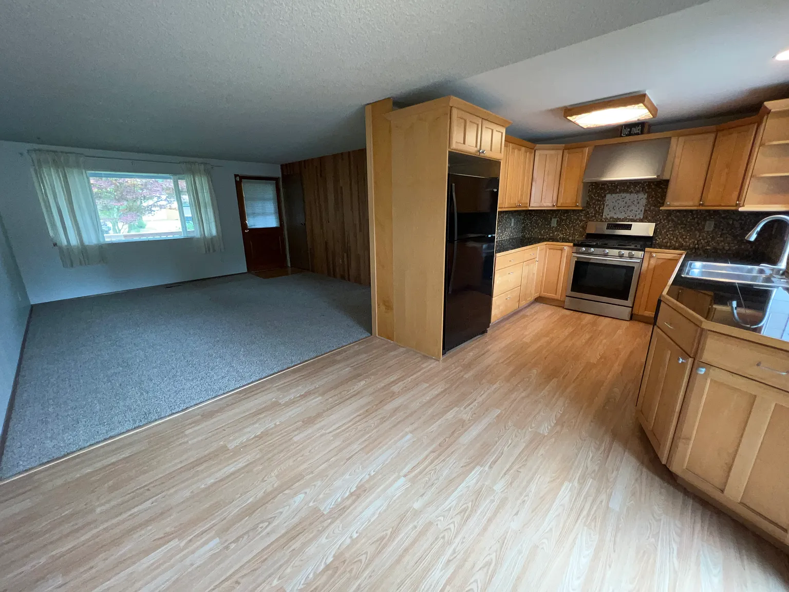 3 bed, 1.5 bath, 1640 sqft, $2,900 — Photo 2