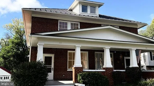 4 bed, 3.5 bath, 3929 sqft, $2,400 — Photo 1