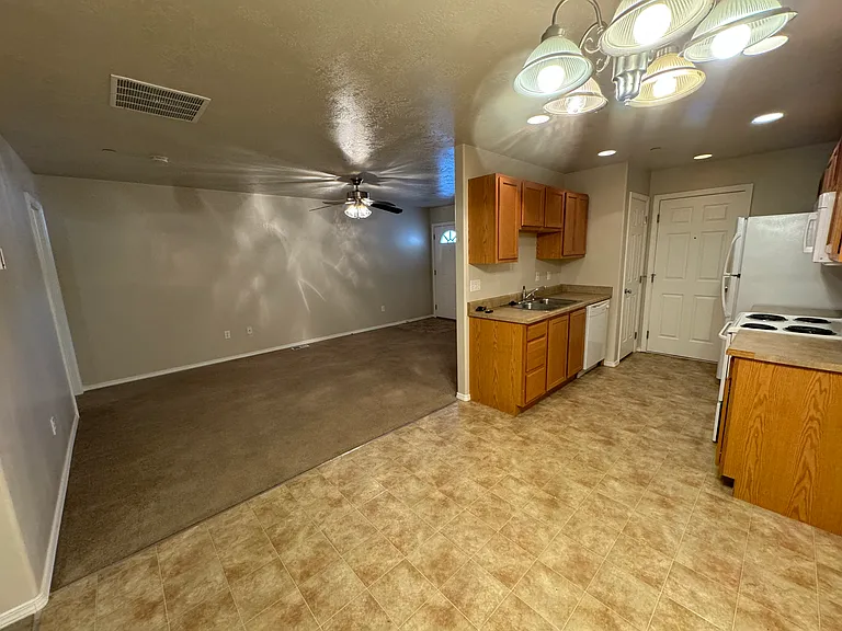 915 NW Maggie Ct #B — Photo 8
