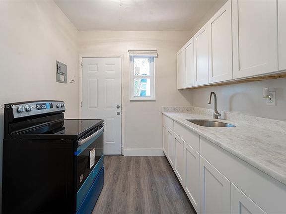 4th image of 1537 Jefferson Ave #7