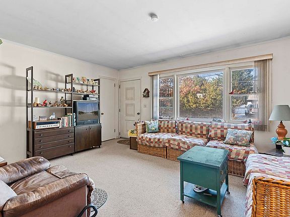 3rd image of 8 Randall Ln