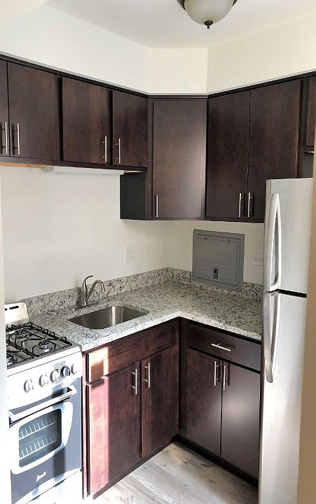 2nd image of 6211 N Kenmore Ave APT 506B