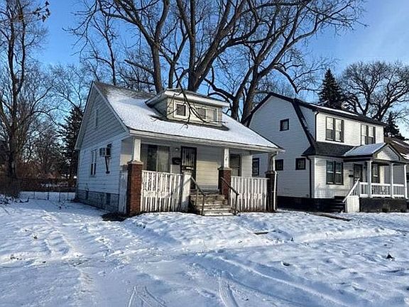 3rd image of 12738 Robson St