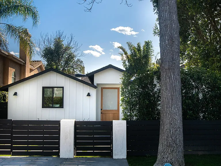 14822 Morrison St — Photo 2