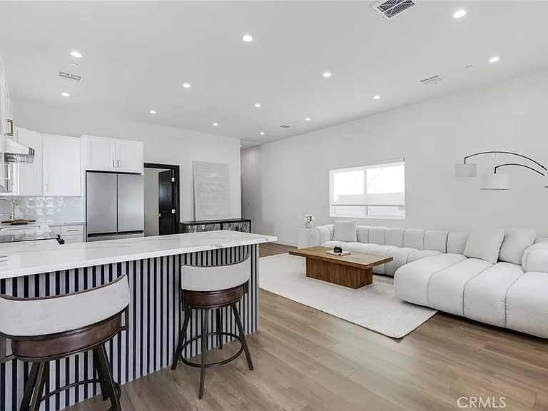 6208 Beeman Ave — Photo 3