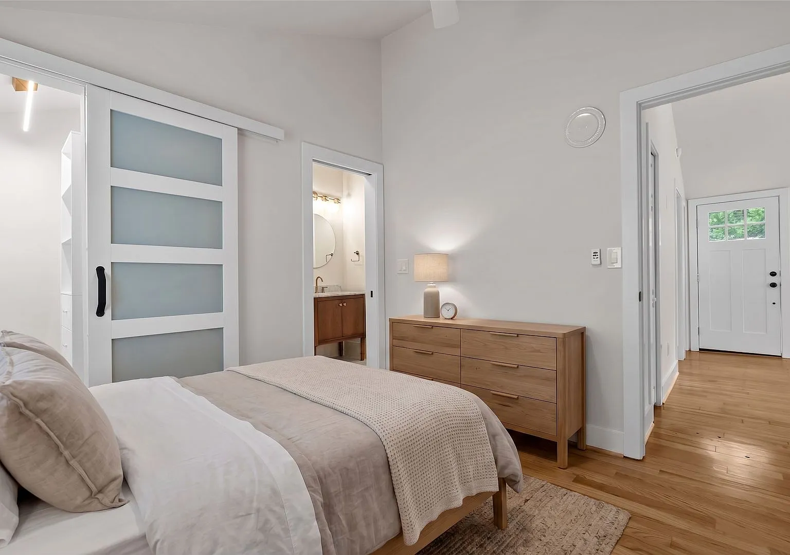 Exquisitely renovated San Souci 1 Bedroom with private garage — Photo 4