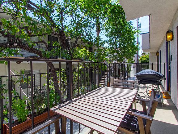 4th image of 1018 6th St Unit C