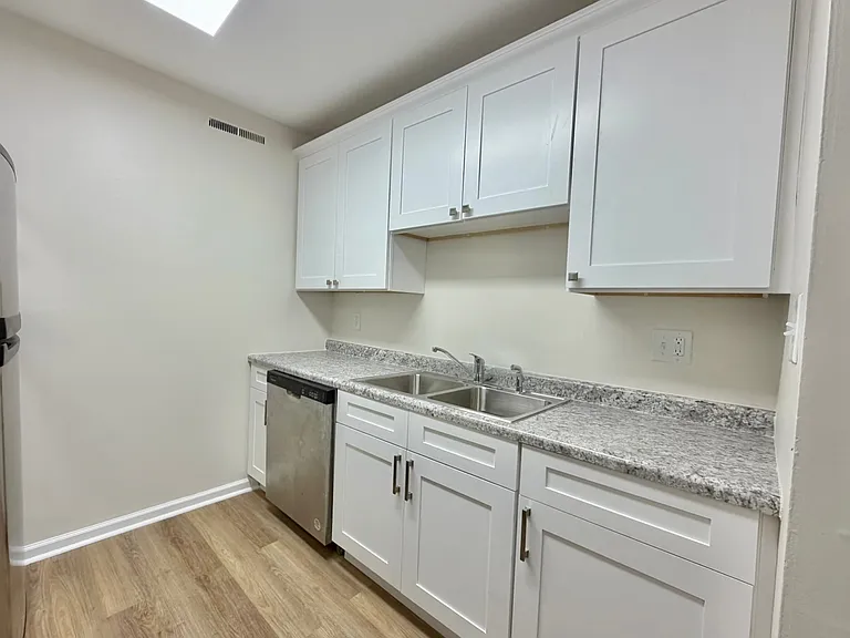 Sherwood Forest Apartments — Photo 16