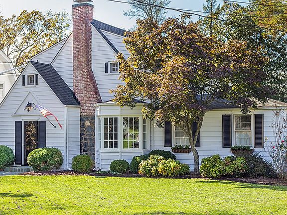 2nd image of 1319 Oakwood Ct