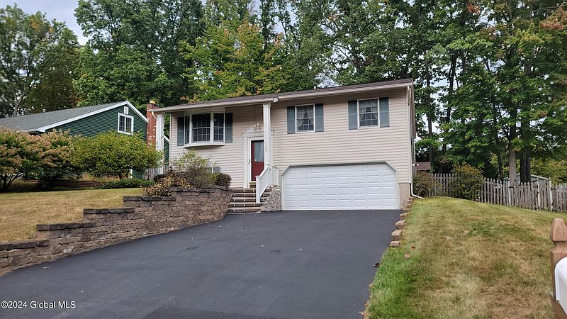 4th image of 22 Ferndell Spring Drive
