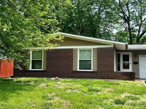2370 Palm Dr, Florissant, MO 63031