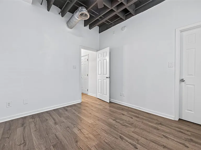 708 W Clay St — Photo 3