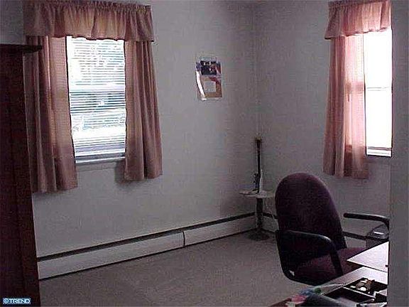 3rd image of 414 Camelot Dr