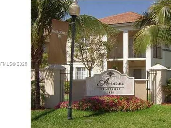2544 Centergate Dr, Hollywood, FL