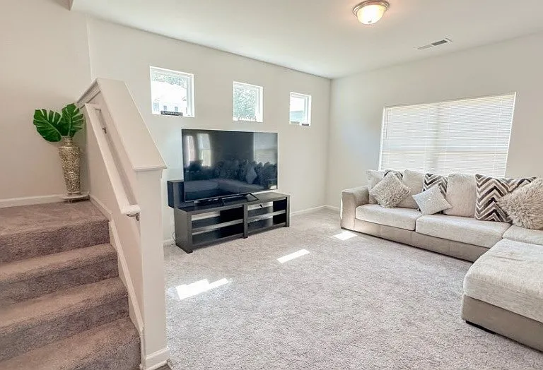 421 Collington Cir — Photo 3