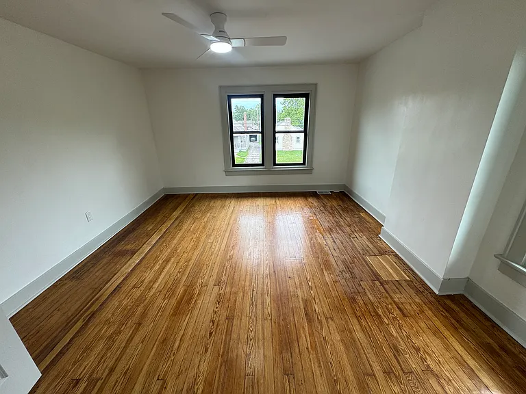 Spacious primary bedroom!