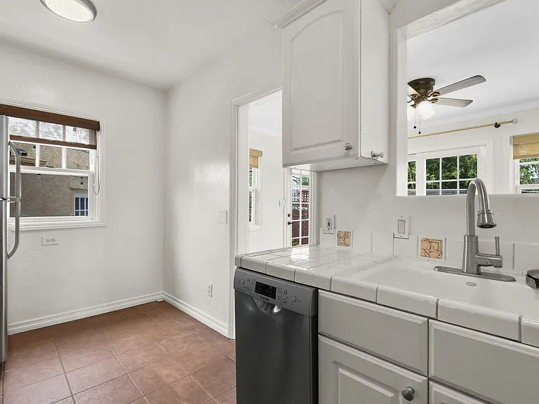4740 W Mountain View Dr — Photo 15