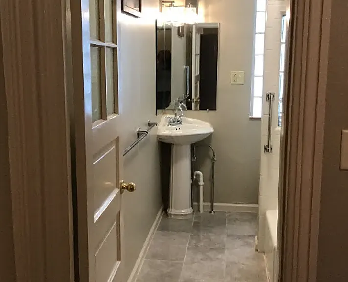 134 E Queen St — Photo 13