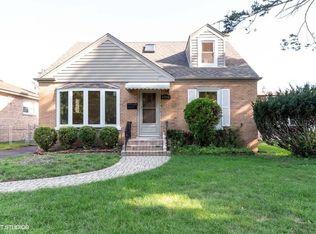 6910 W Niles Ter, Niles, IL 60714