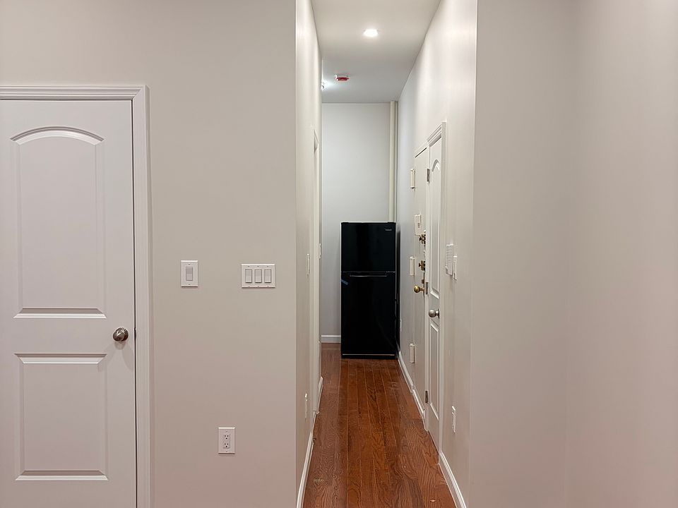 2nd image of 215 E 25th St #D1