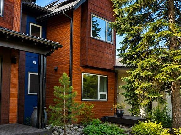 4th image of 131 N 8th Ave NE