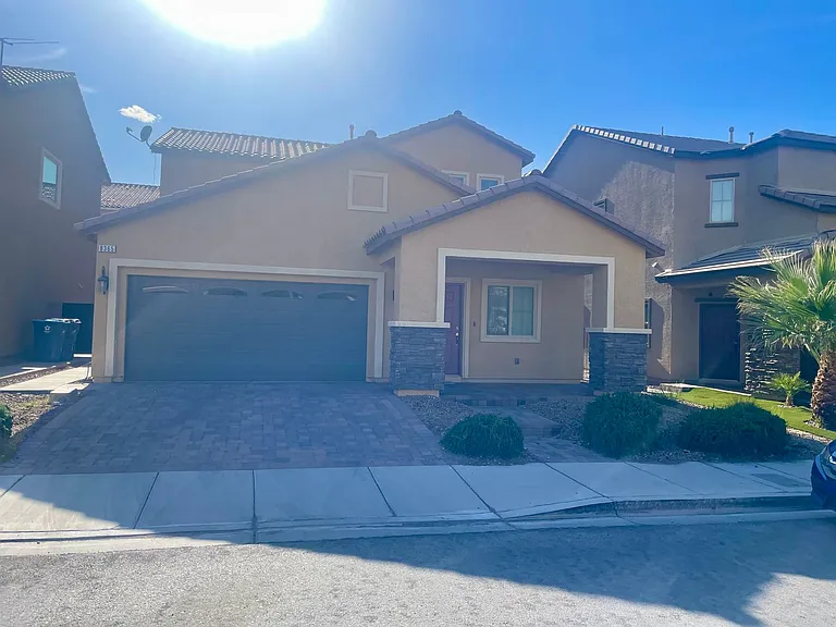 8365 S Pioneer Way — Photo 1