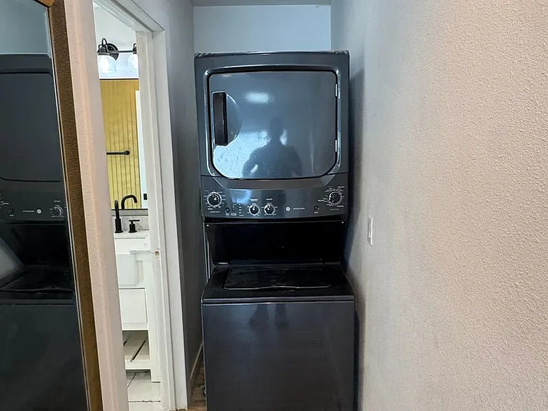 !! Move-In Special !! Cozy Carson Back House With Skylights & Washer/Dryer — Photo 9