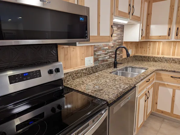 8 Northbrook Dr Unit 806, Manchester, NH 03102