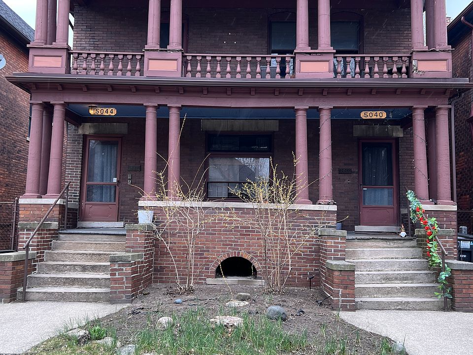 FRONT OF HOUSE