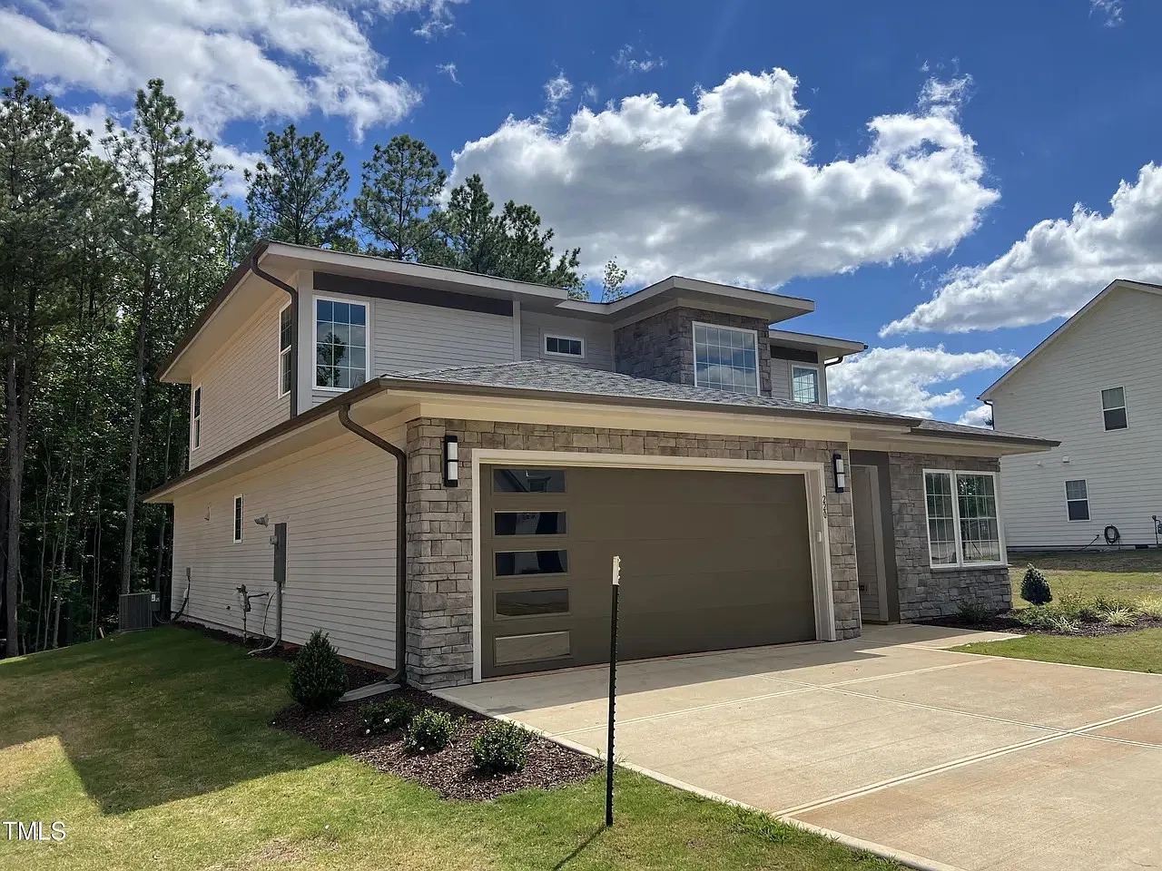 4 bed, 2638 sqft, $2,645 — Photo 3