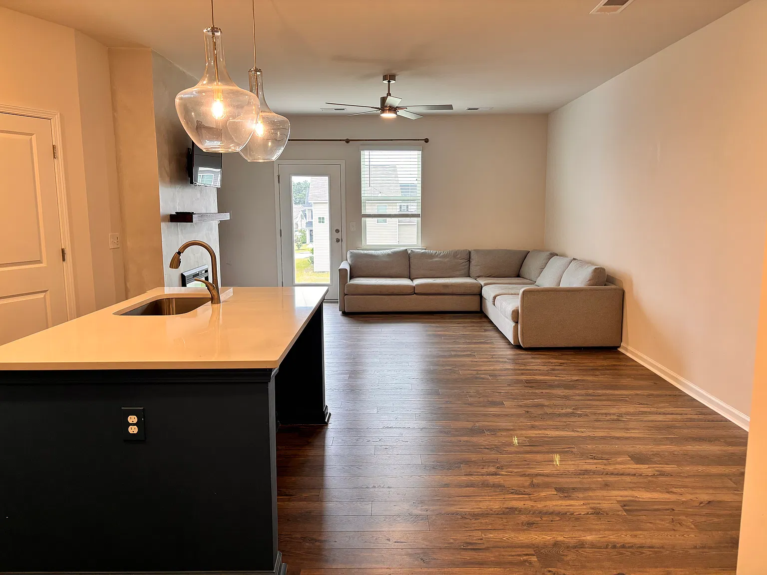 3 bed, 2.5 bath, 1500 sqft, $1,800 — Photo 3