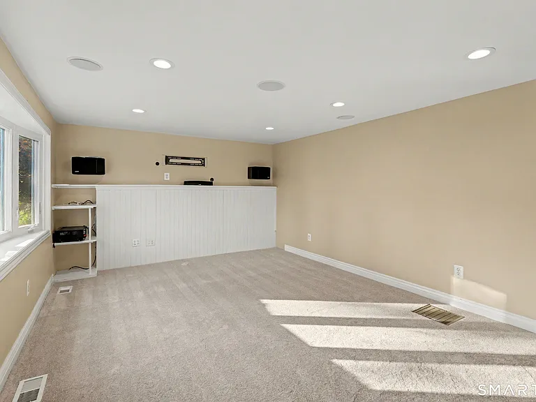 142 N Taylor Ave — Photo 6