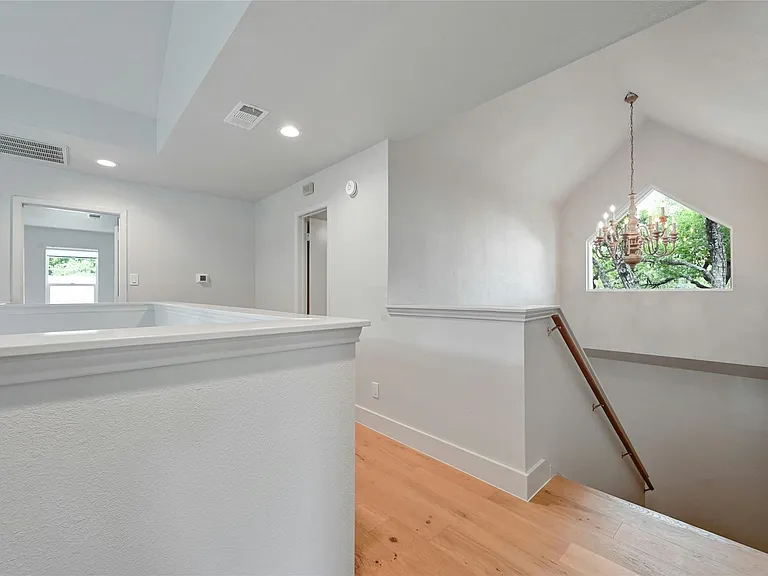 1305 Kenwood Ave — Photo 17
