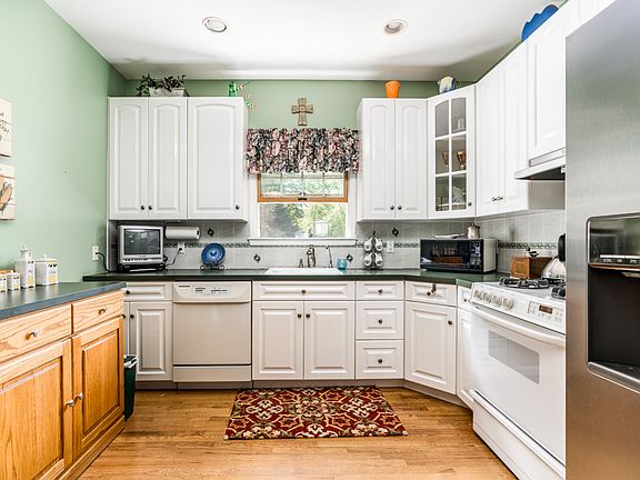 3rd image of 46 Montrose Ave
