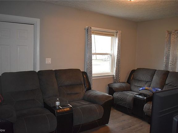 3rd image of 245 Prairie Dr