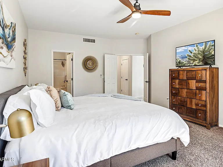 1125 E Irma Ln — Photo 33