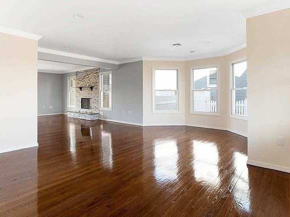 3rd image of 409 Venetian Blvd