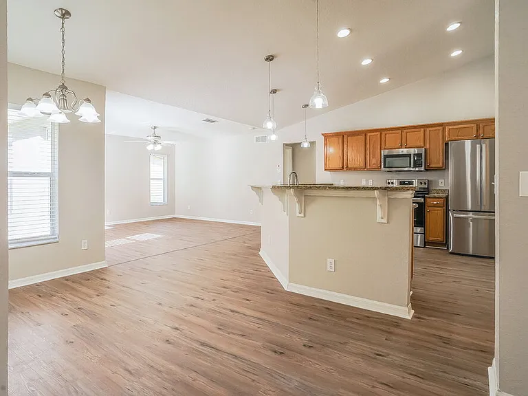 35221 W Griffin Dr — Photo 6